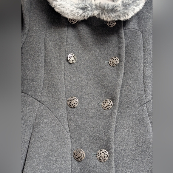 Elegant Gray Double-Breasted Coat with Faux Fur Trim For Child - Picture 12 of 13